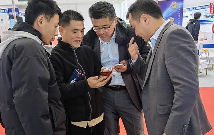 展会上沈总向大客户展示控制系统 - 上海测振企业形象
